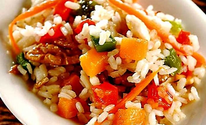 Ensalada fría de arroz con vegetales