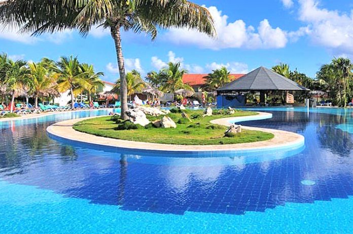 El hotel Playa Pesquero se encuentra situado en la arena fina y blanca de Playa Pesquero