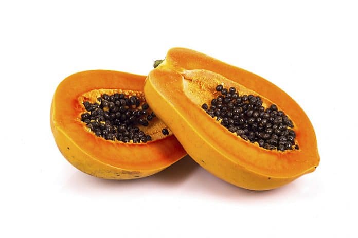 Fruta bomba o papaya, Características. La papaya es una fruta blanda, muy jugosa y de consistencia mantecosa. Pertenece a la familia de las Caricáceas, form