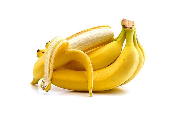 El plátano fruta o banano es una fruta amarilla, de forma alargada, similar a un pepino triangular, oblongo y normalmente de color amarillo. Su sabor es más o menos dulce según la variedad.